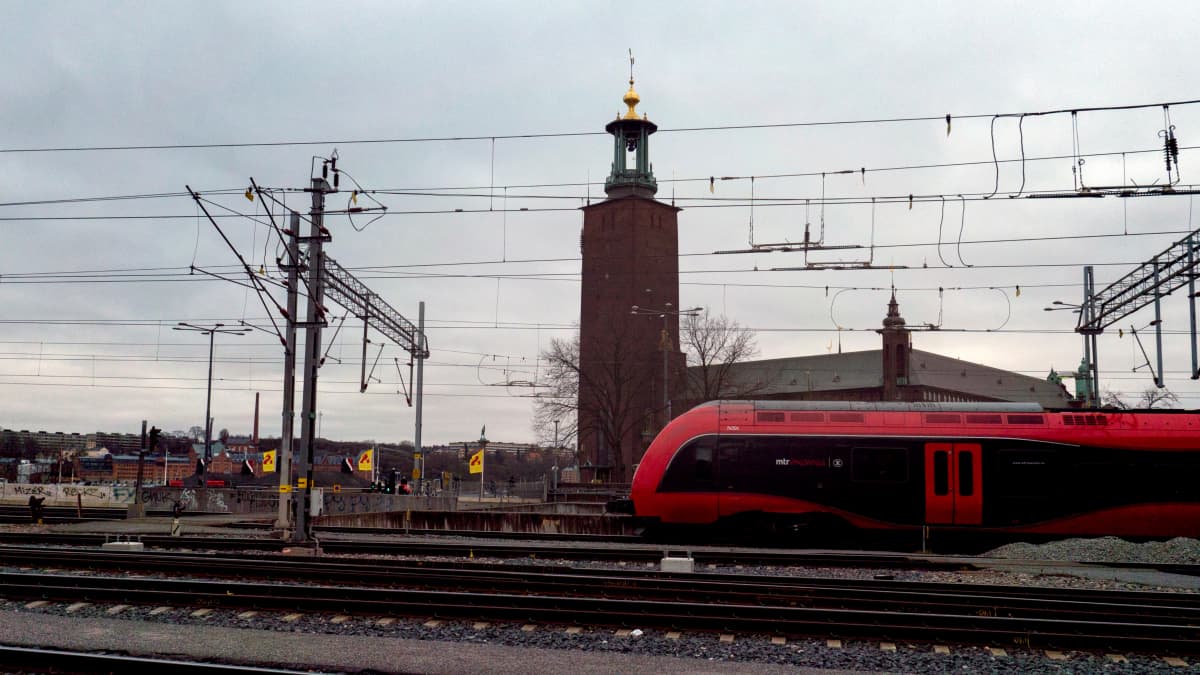 Yksityisen junayhtiön MTR Express -juna lähdössä Tukholman päärautatieasemalta