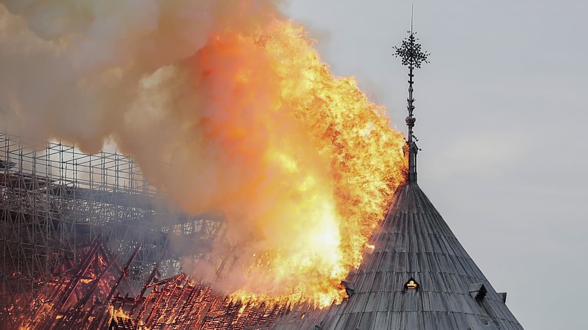 Notre Dame katto ilmiliekeissä
