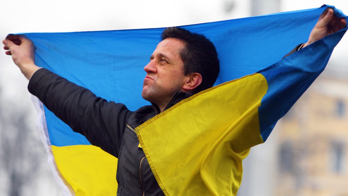 Mies pitelee Ukrainan lippua