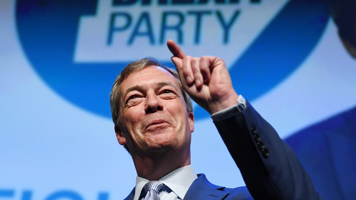 Nigel Farage puhuu Brexit-puolueen eurovaalitilaisuudessa Birminghamissa 13. huhtikuuta.