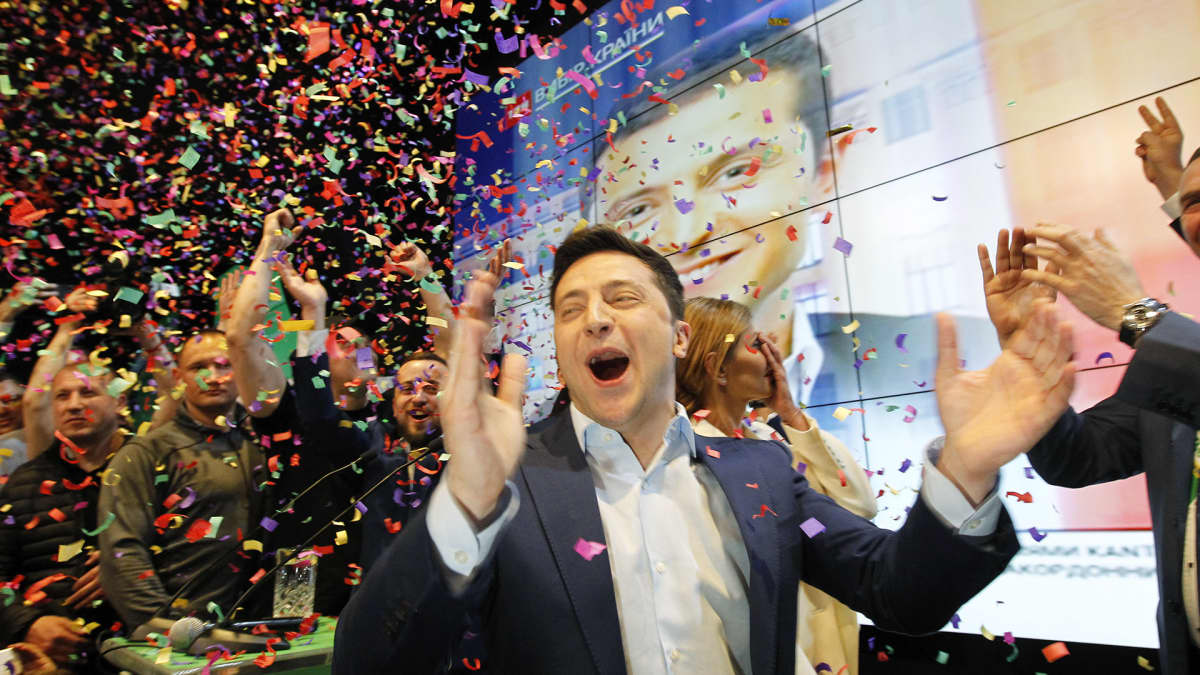 Volodymyr Zelensky juhlii ennakkoäänten tulosta huhtikuussa 2019 Kiovassa.