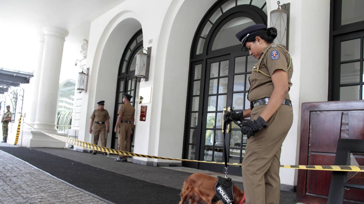  Poliisin partio Kingsbury-hotellin ulkopuolella Colombossa, Sri Lankassa 21. huhtikuuta 2019.