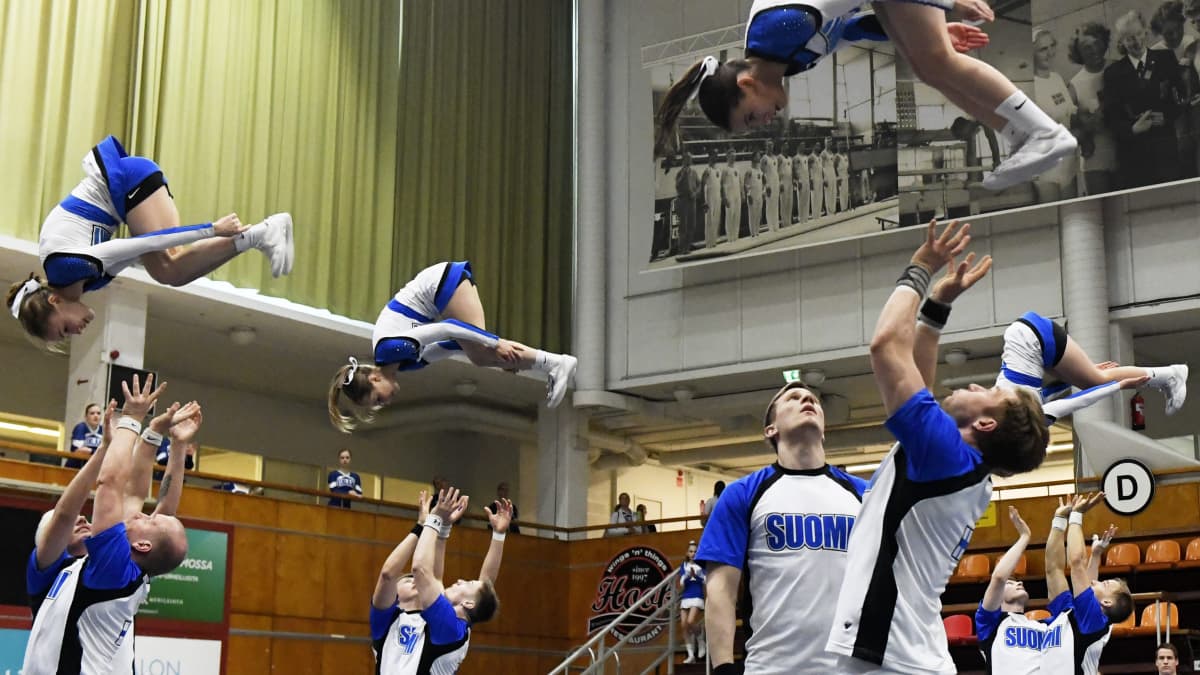 Suomen cheerleading-sekajoukkueen konkari ajautui lajin pariin vahingossa –  