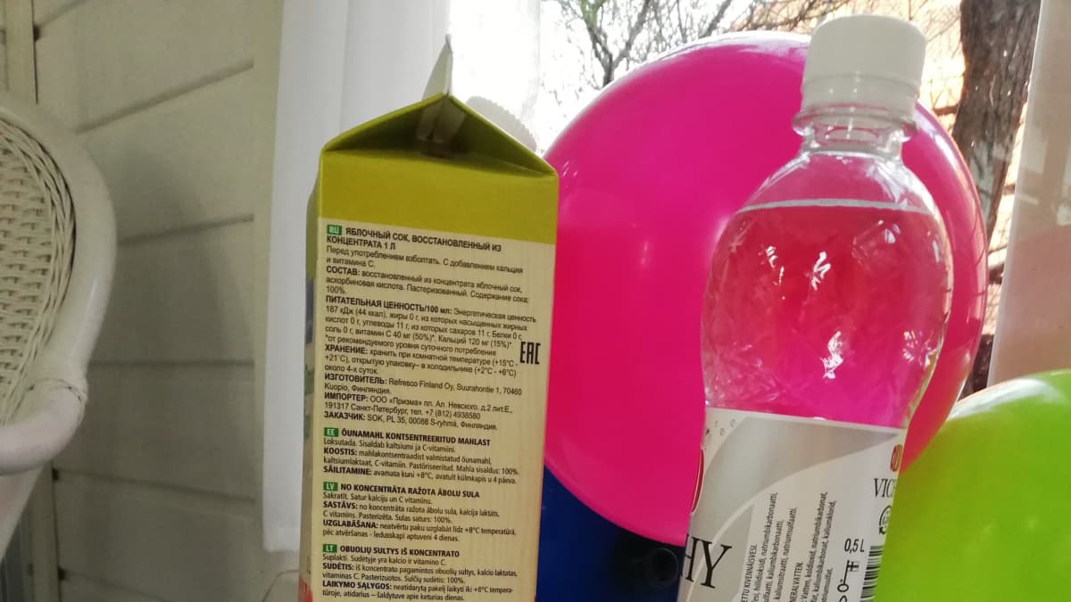 Pikasiman ainekset:omenamehu, kivennäisvesi, sitruuna ja inkivääri pöydällä.