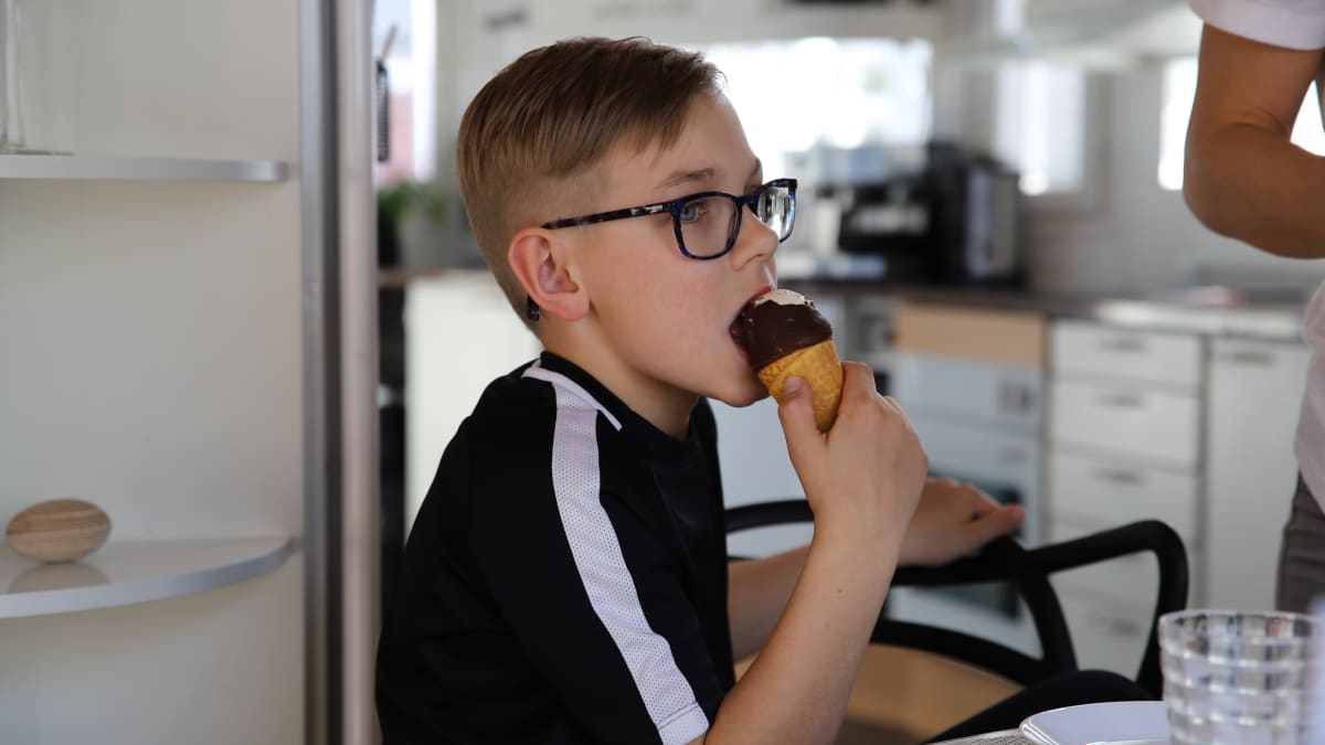 9-vuotias Hermanni Vastamäki syö jäätelöä.