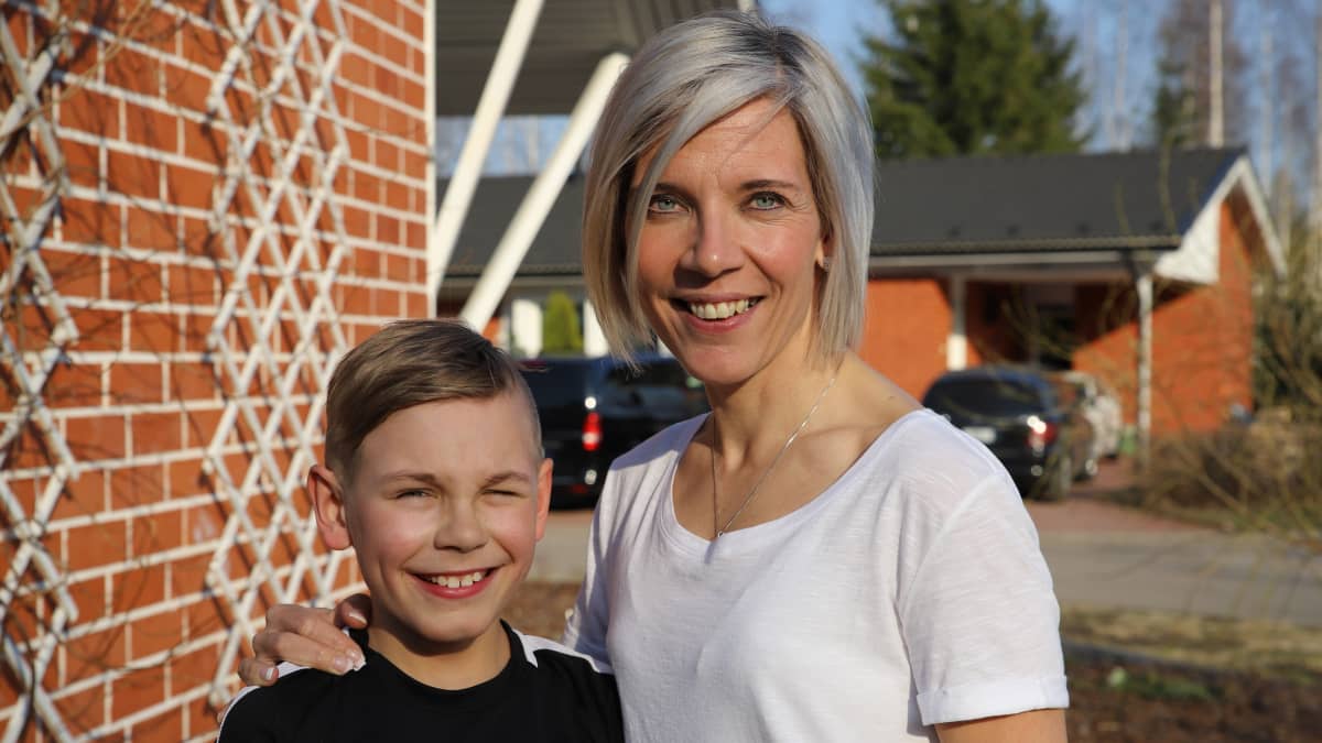 9-vuotias Hermanni Vastamäki ja äiti Jutta Vastamäki.
