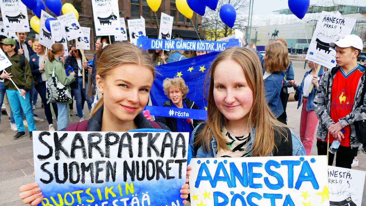 Lukiolaiset marssivat äänestämisen puolesta.