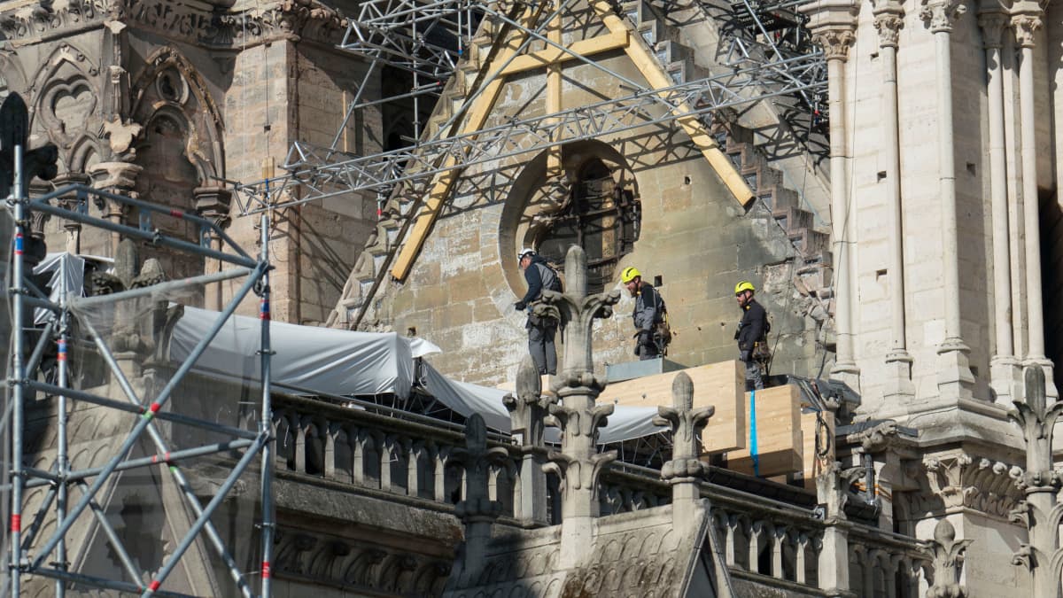 Työntekijät vahvistivat Notre Damen katedraalin rakenteita ja suojasivat rakennusta pressuilla loppuviikosta.