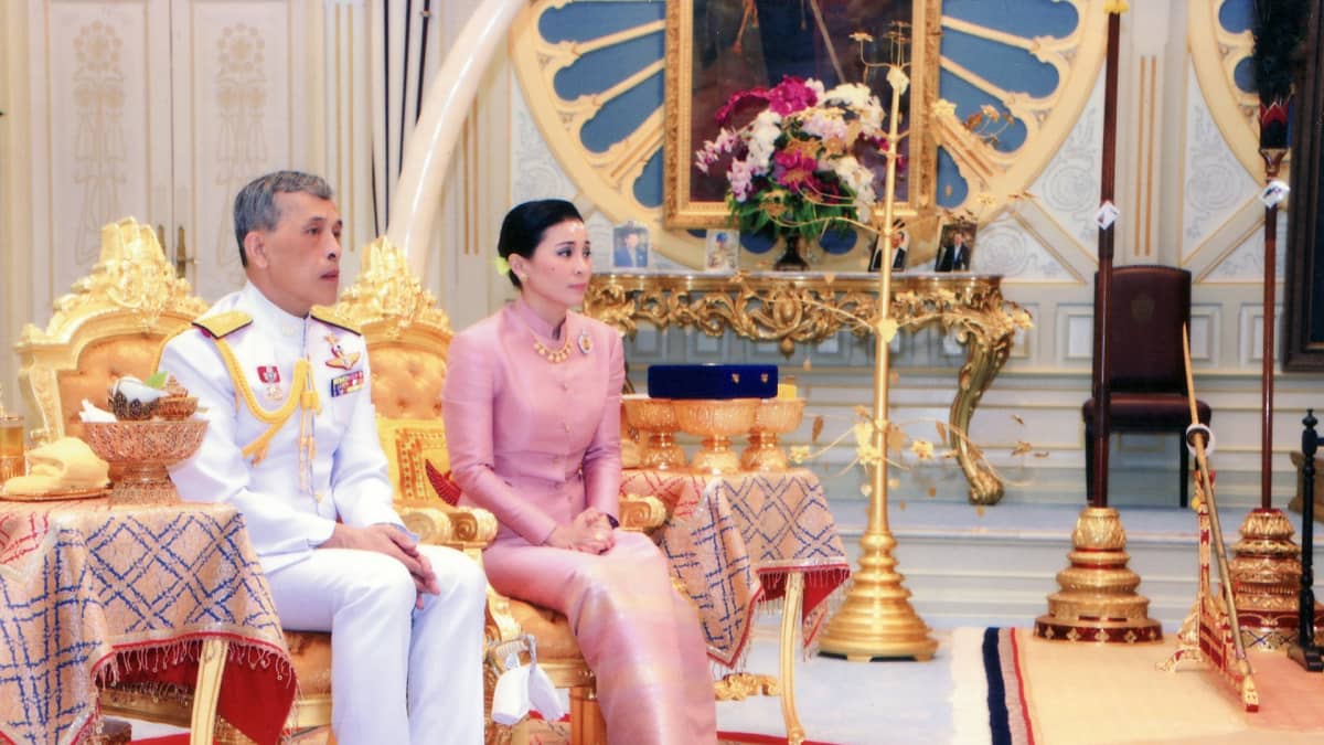 Kuningas Maha Vajiralongkorn eli  Rama X ja kuningatar Suthida.