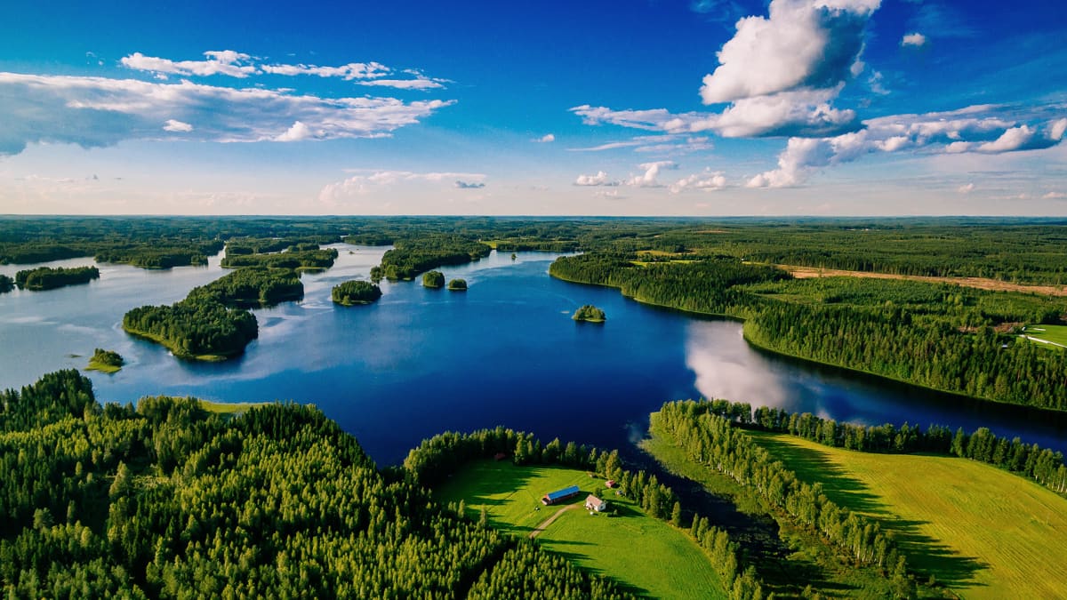 suomalainen järvimaisema ilmasta kuvattuna