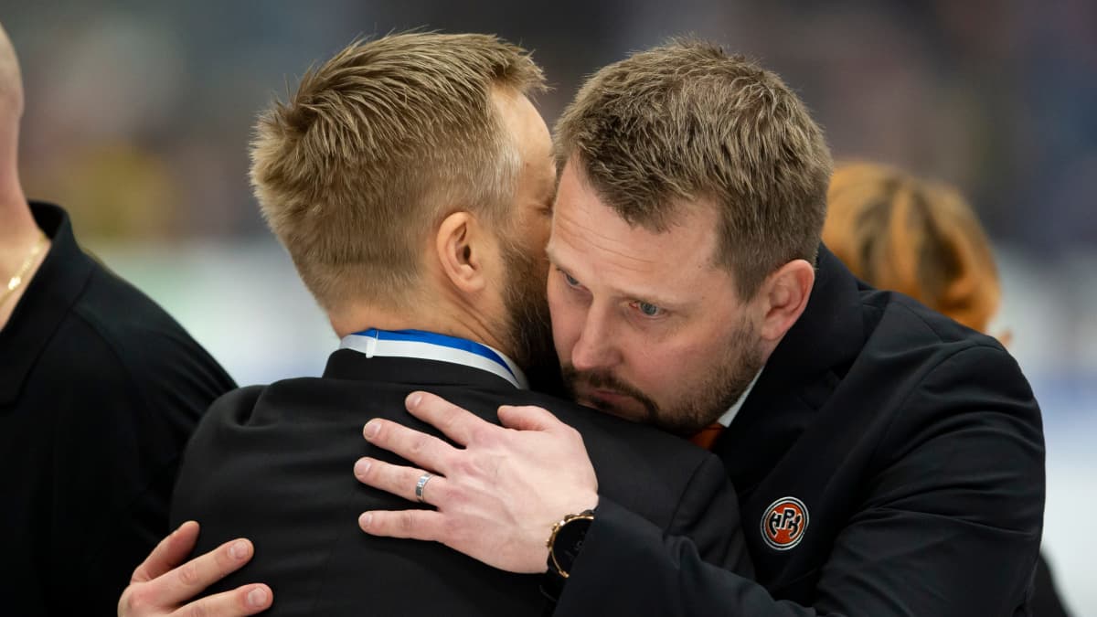 Mikko Manner ja Antti Pennanen halaavat liigafinaalin 2019 jälkeen.