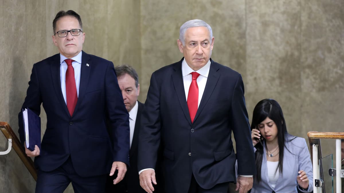 Kabinettipäällikkö Tzahi Braverman ja pääministeri Benjamin Netanjahu saapuivat viikottaiseen hallituksen kokoukseen sunnuntaina Jerusalemissa.