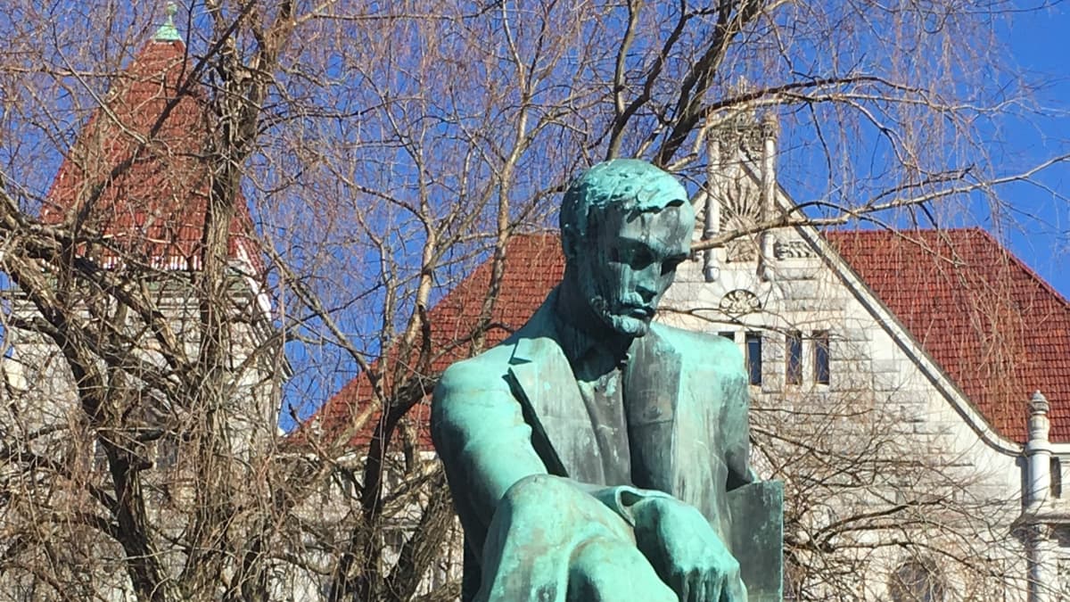 Aleksis Kiven patsas 