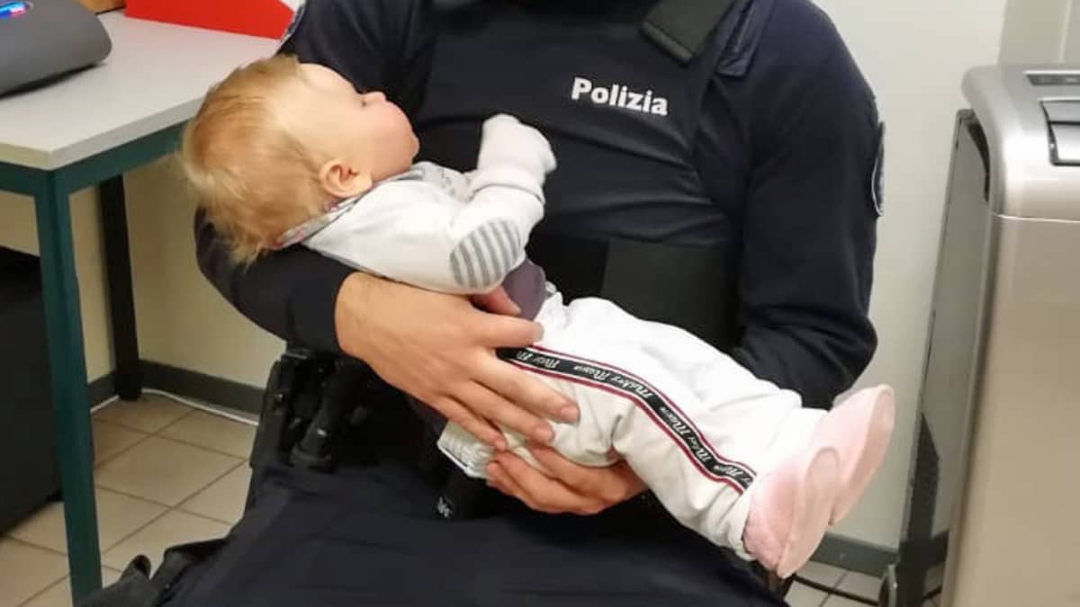 Vauva poliisin sylissä