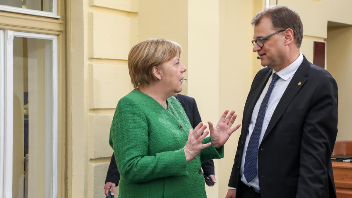 Saksan liittokansleri Angela Merkel keskusteli pääministeri Juha Sipilän (kesk.) kanssa EU-huippukokouksessa Romanian Sibiussa.