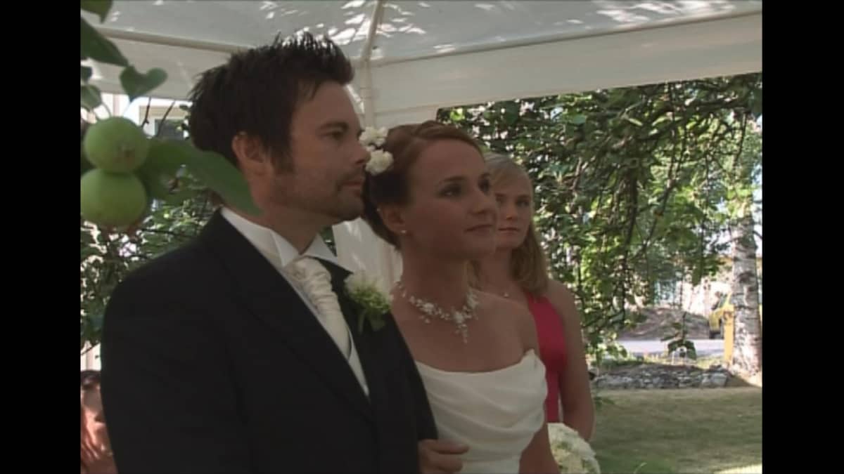 Janne ja Hertta Erkkilä menivät naimisiin kotipihan omenapuun alla,