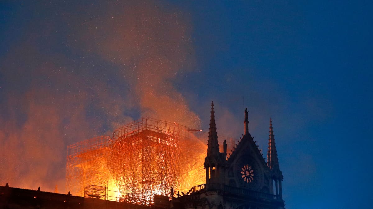 Huhtikuussa levisi erityisen paljon valeuutisia pariisilaisen Notre Dame -katedraalin palosta. Valeuutisissa väitettiin Ranskan keltaliivimielenosoittajien olleen palon takana, vaikka todellisuudessa palo sai alkunsa sähkön oikosulusta.