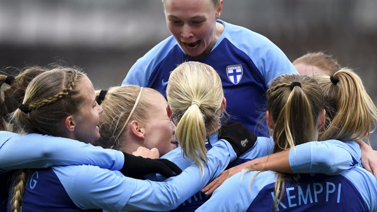 Suomen naisten jalkapallomaajoukkue