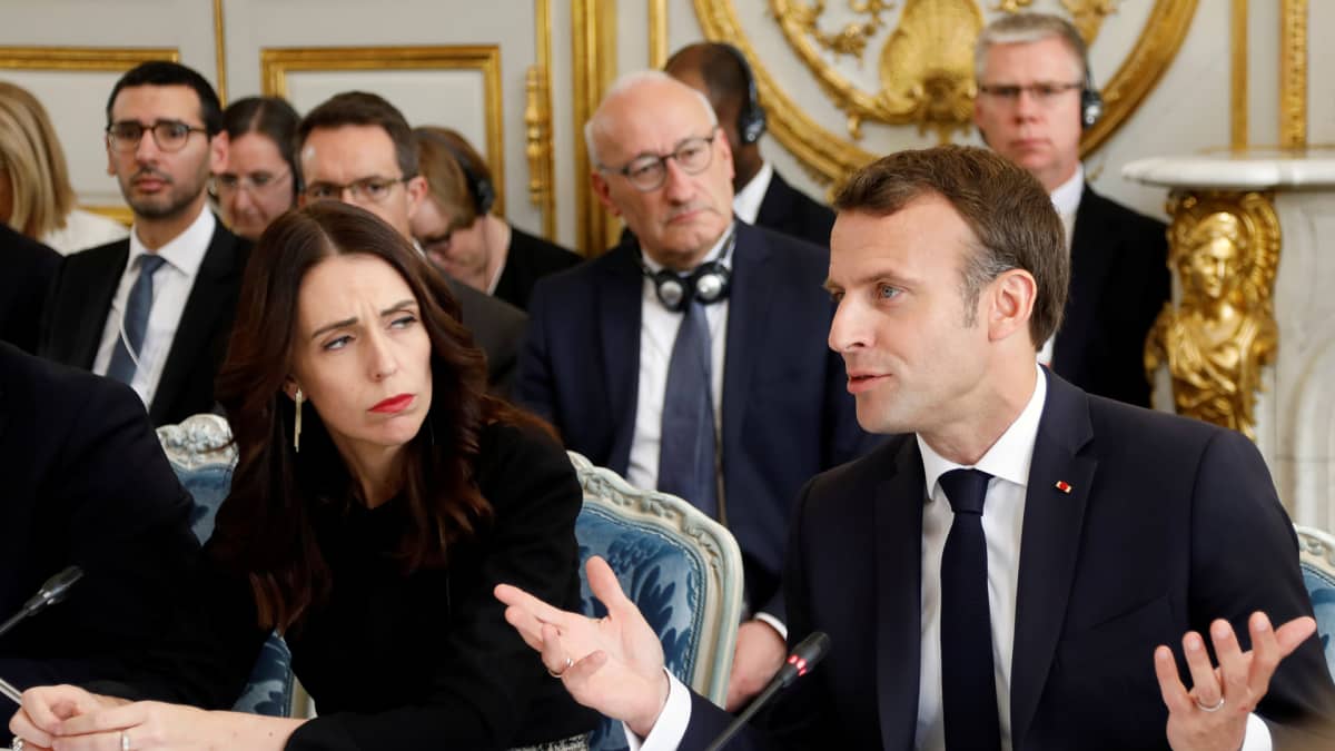 Uuden-Seelannin pääministeri Jacinda Ardern ja Ranskan presidentti Emmanuel Macron tiedotustilaisuudessa.