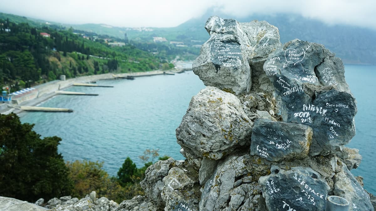 Leiriläiset ovat raapustaneet nimensä krimiläisiin kiviin jo vuosikymmenten ajan.