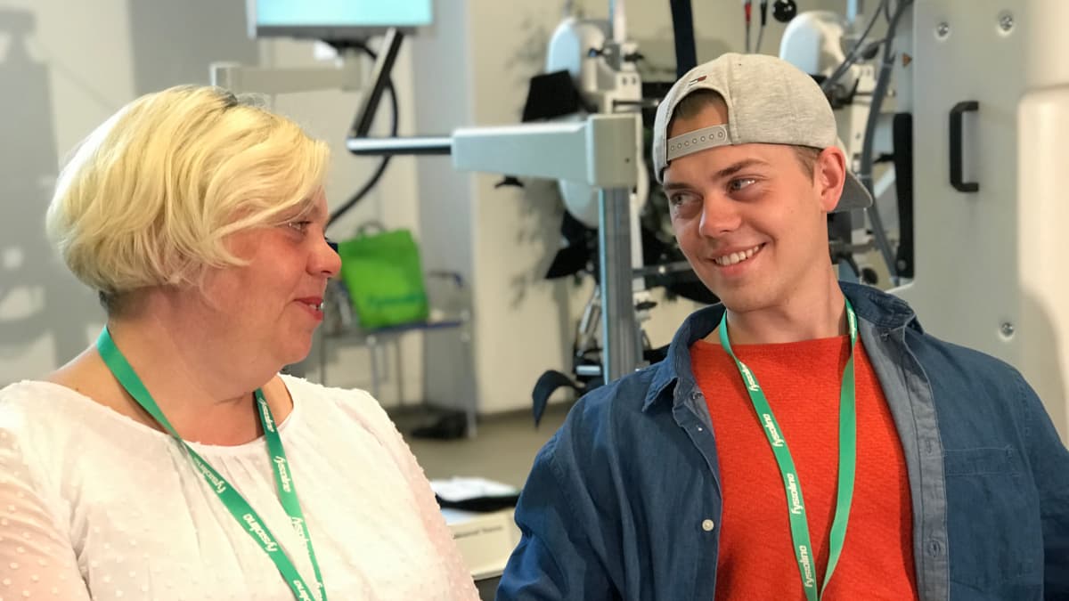 Pia Leskinen ja Emil Leskinen katsovat hymyillen toisiaan.