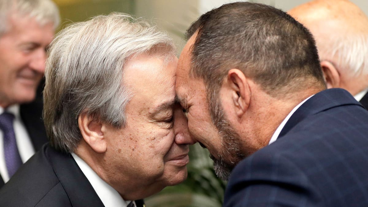 YK:n pääsihteeri Antonio Guterres  ja Arapata Reuben tervehtivät perinteisellä maoritervehdyksellä.