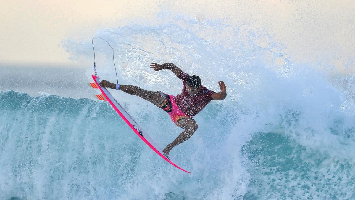Australialainen Julian Wilson World Surf -liigan mestaruuskilpailuiden kiertueen tapahtumassa Balilla 13. toukokuuta.