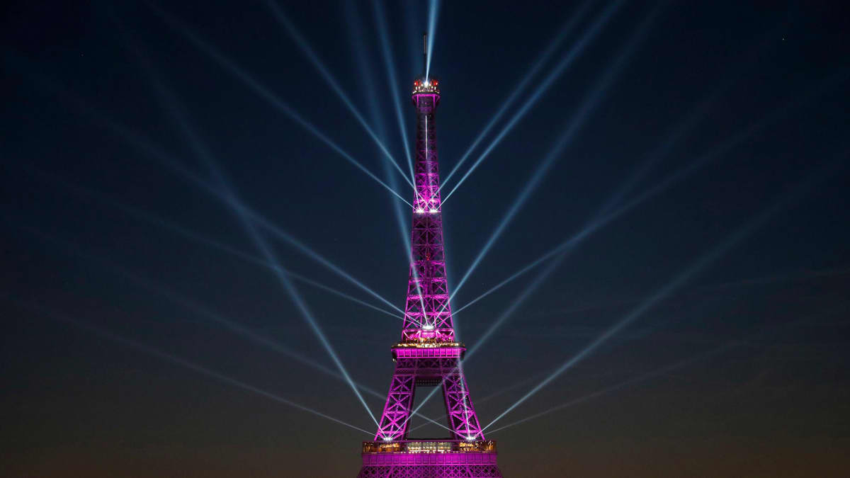 Eiffel-torni valaistuna.