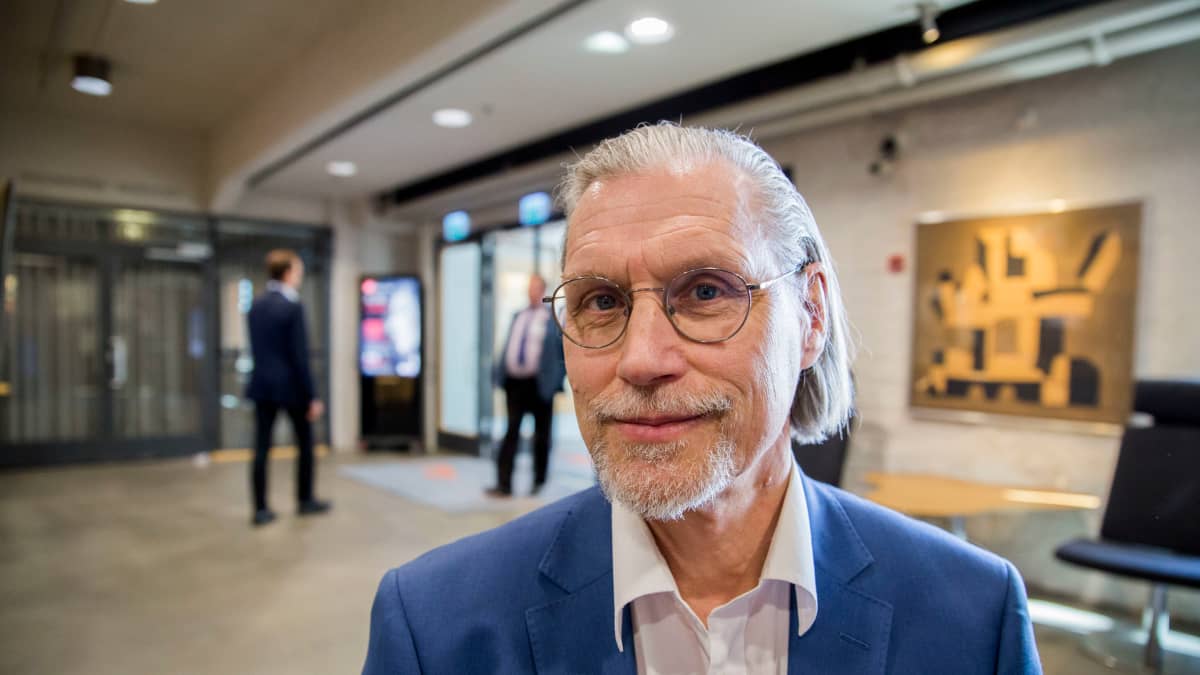Lahti Energian toimitusjohtaja Eero Seesvaara uskoo sähköyhtiöiden yhdistymisten jatkuvan edelleen.