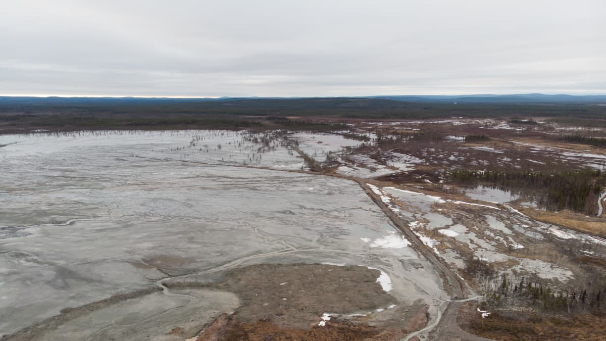Kaunisvaaran kaivoksen jätealtaan itäosaa 11.5.2019. Yle on saanut kuvan rajaseudun asukkailta. Tapulivuoma, Pajala, Ruotsi.