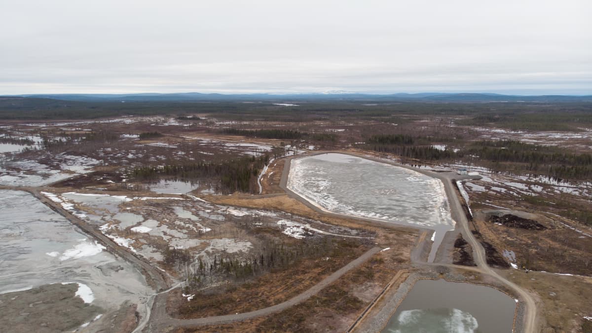 Kaunisvaaran kaivoksen jätealtaan itälaita ja lounaisnurkka 11.5.2019. Yle Uutiset on saanut kuvan rajaseudun asukkailta.  
