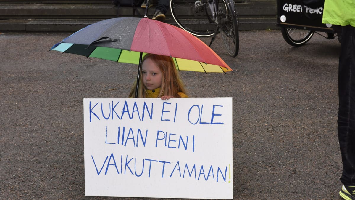 Nuoria Ilmastolakko-mielenosoituksessa hallitusneuvottelujen näyttämön Säätytalon ulkopuolella Helsingissä 24. toukokuuta 2019.  Nuoren tytön nimi ei ole tiedossa.