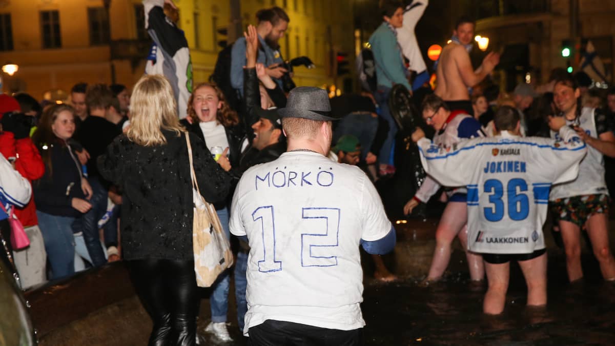Suomalaiset juhlivat Havis Amandalla Helsingissä maailmamestaruutta.