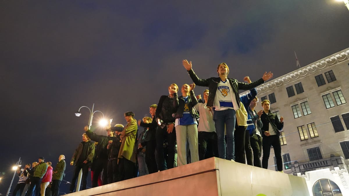 Suomalaiset juhlivat torilla maailmamestaruutta.
