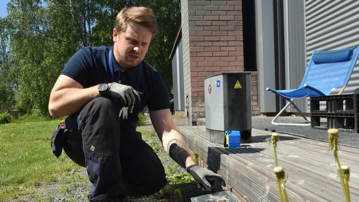 Anticimexin tuholaistorjuja Mikko Lähteenlahti tarkastaa tuholaisloukkua.