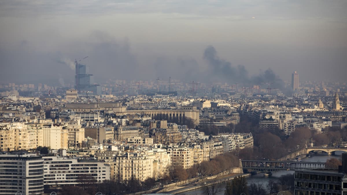 Pariisin kaupunkikuvaa, ilma on saasteista harmaa.