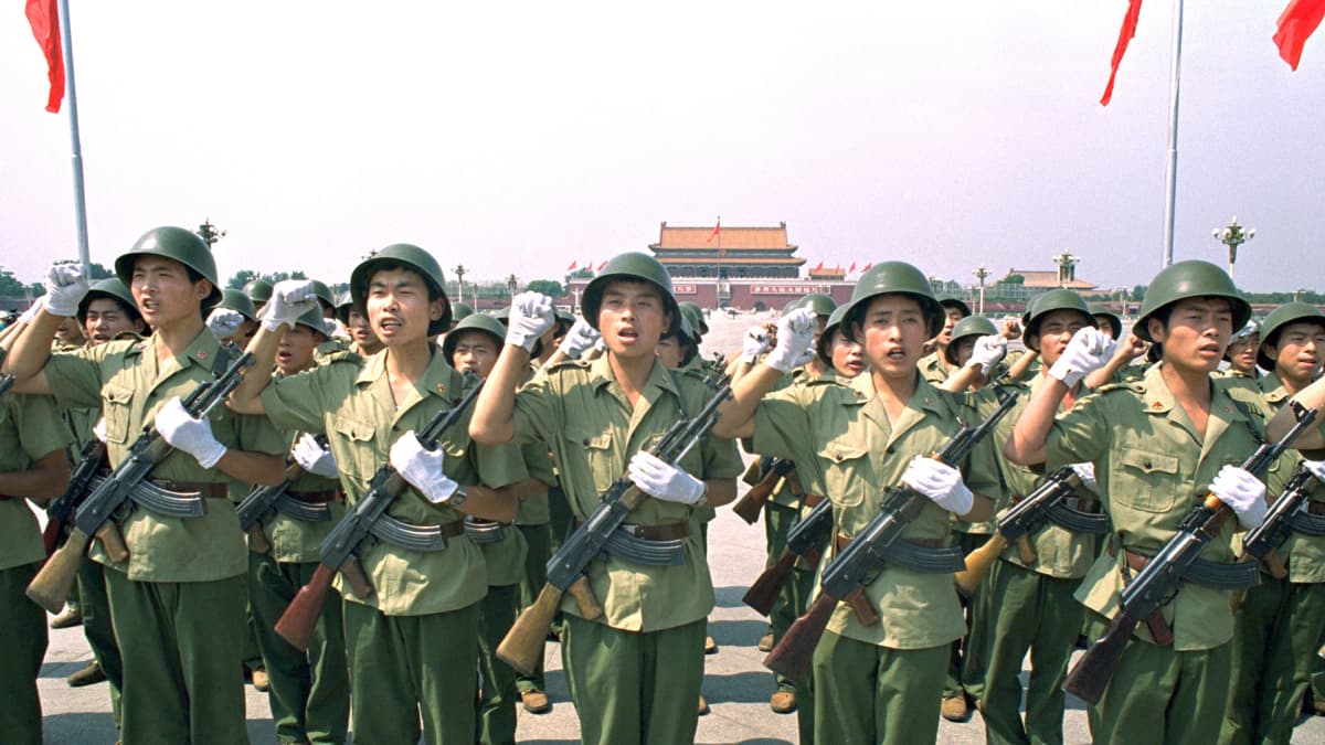 Sotilaat vannovat valan Tiananmenin aukiolla  2. heinäkuuta 1989.