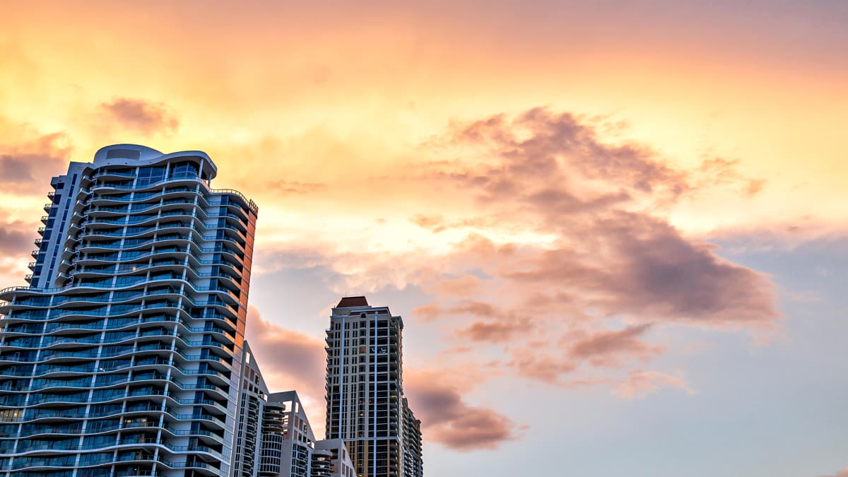Pilvenpiirtäjiä oranssisen taivaan alla Floridan Miamissa.