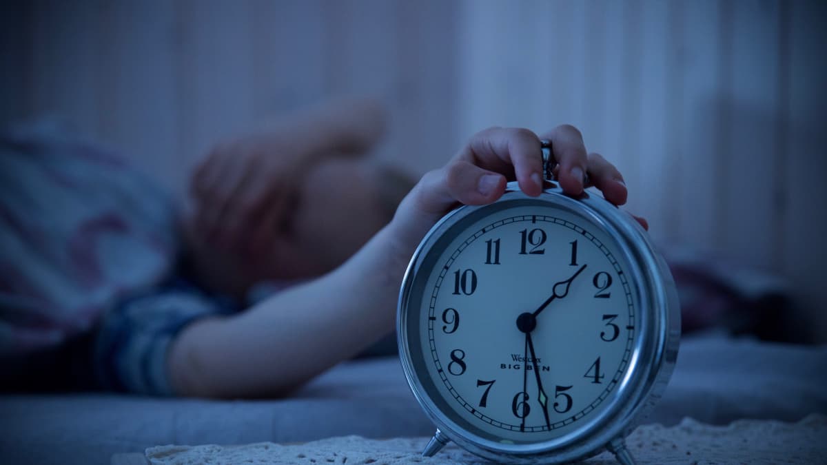 Nukahtamisen viivästymistä kokevat kaikki joskus. Syytä kannattaa alkaa selvittää, jos univaikeudet pitkittyvät ja ne haittaavat arkea.