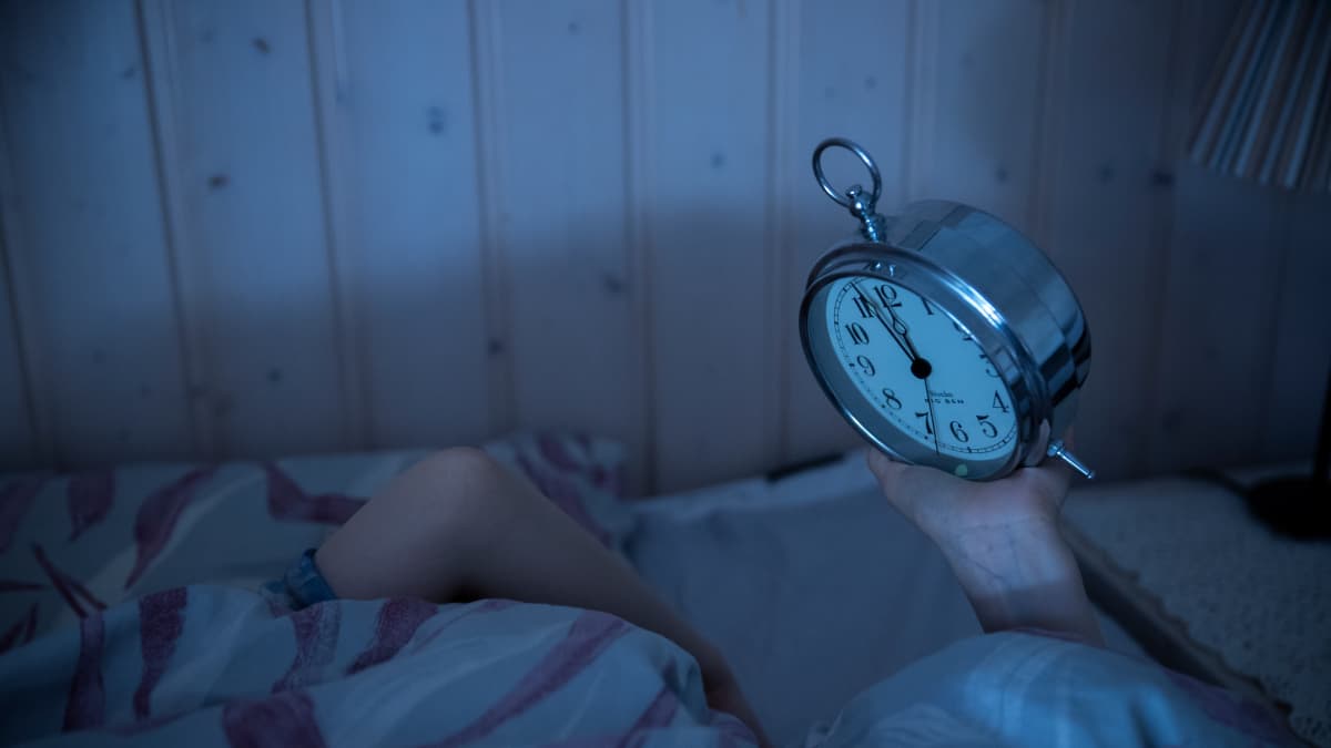 Nukahtamiseen eivät taikatemput auta. Rentoutuminen ja rutiinit houkuttelevat unta parhaiten.