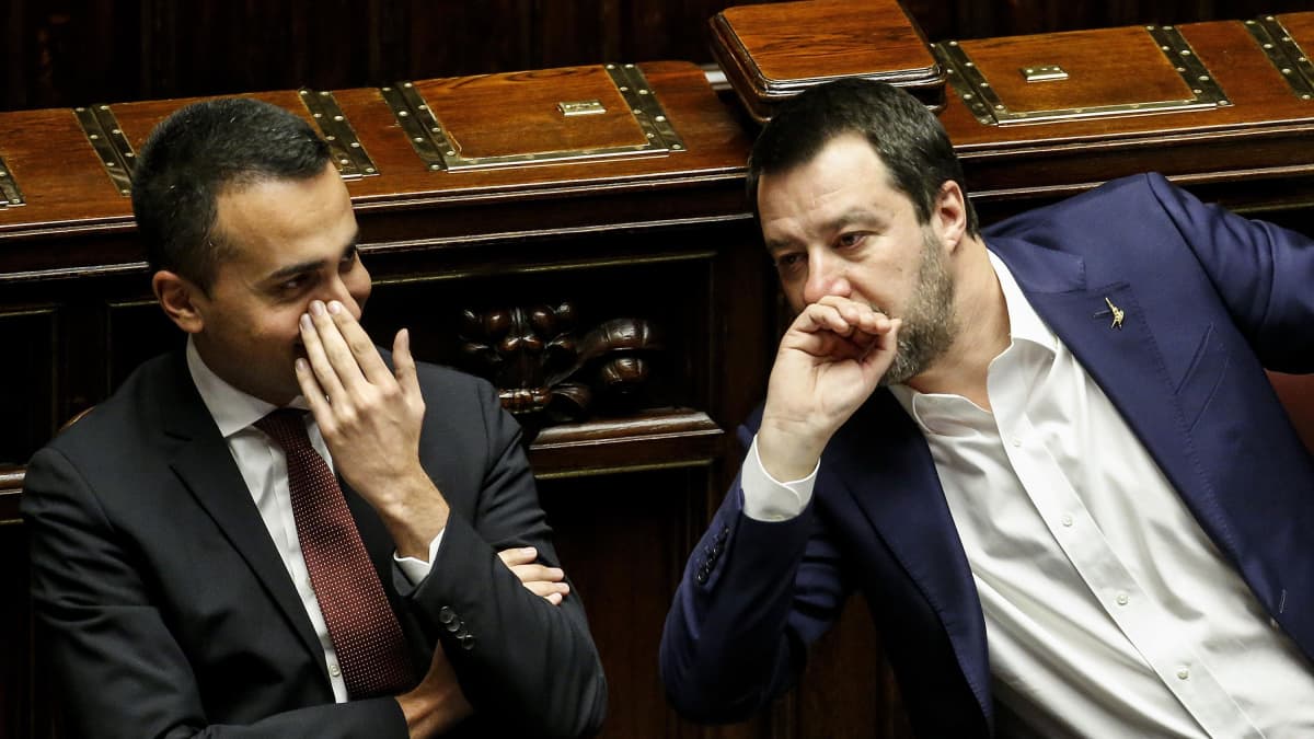 Viiden tähden liikkeen johtaja Luigi Di Maio (vas.) ja Lega puolueen johtaja Matteo Salvini yrittävät päästä sopuun hallitusyhteistyötä hiertävistä erimielisyyksistä. Arkistokuva.