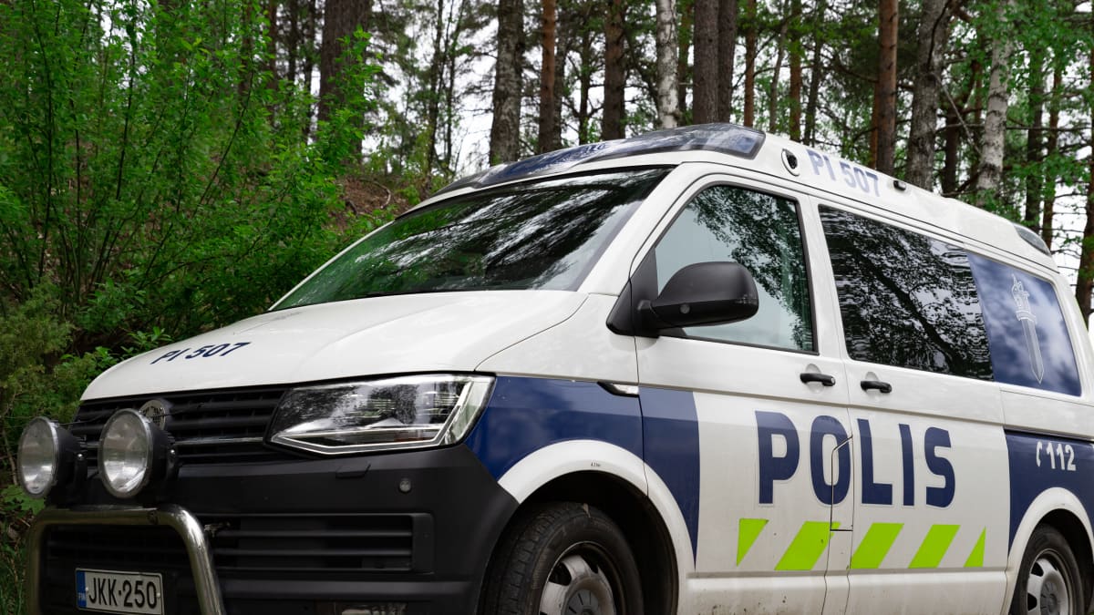 Poliisiauto parkissa metsän reunassa Tampereen Teiskossa