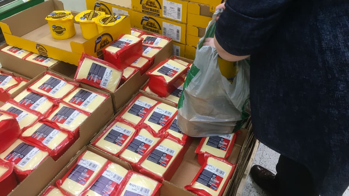 Venäläinen asiakas ottaa muovikassiin juustoja