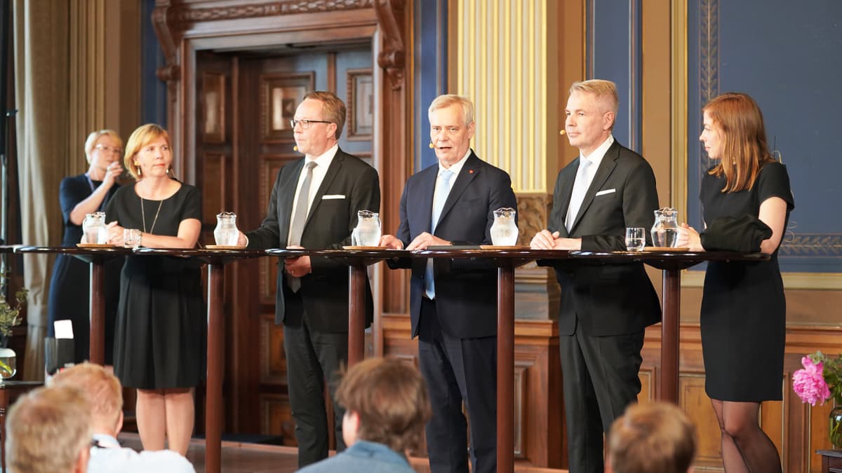 Anna-Maja Henriksson, Mika Lintilä, Antti Rinne, Pekka Haavisto ja Li Andersson hallituksen tiedotustilaisuudessa Säätytalossa.