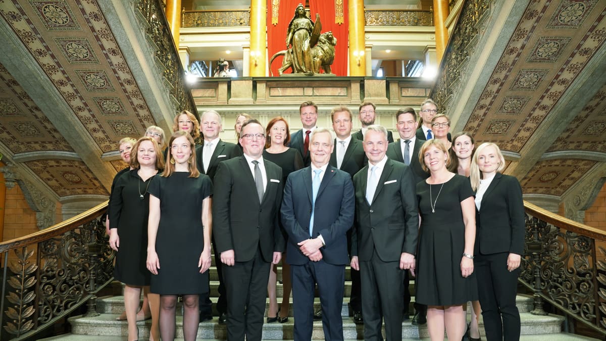 Antti Rinteen hallitus ryhmäkuvassa Säätytalon portaissa.