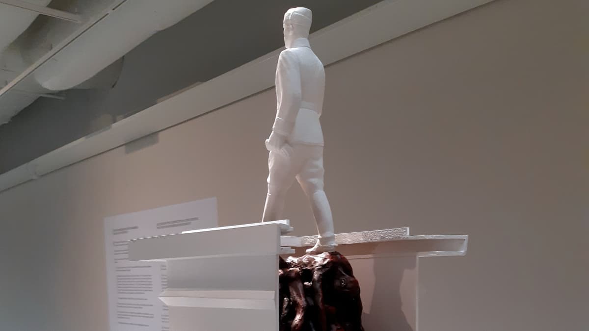 Jani Leinosen taideteos Mannerheimista seisomassa ruumiiden päällä.