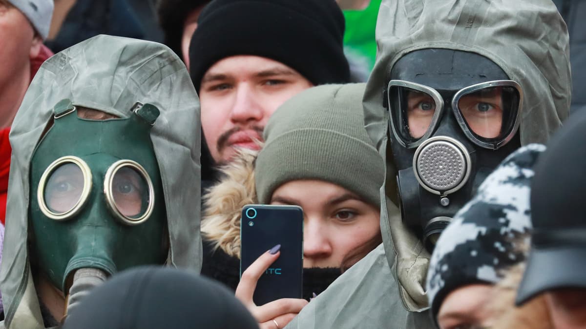 Ihmiset osoittavat mieltään Yadrovo kaatopaikan sulkemiseksi.