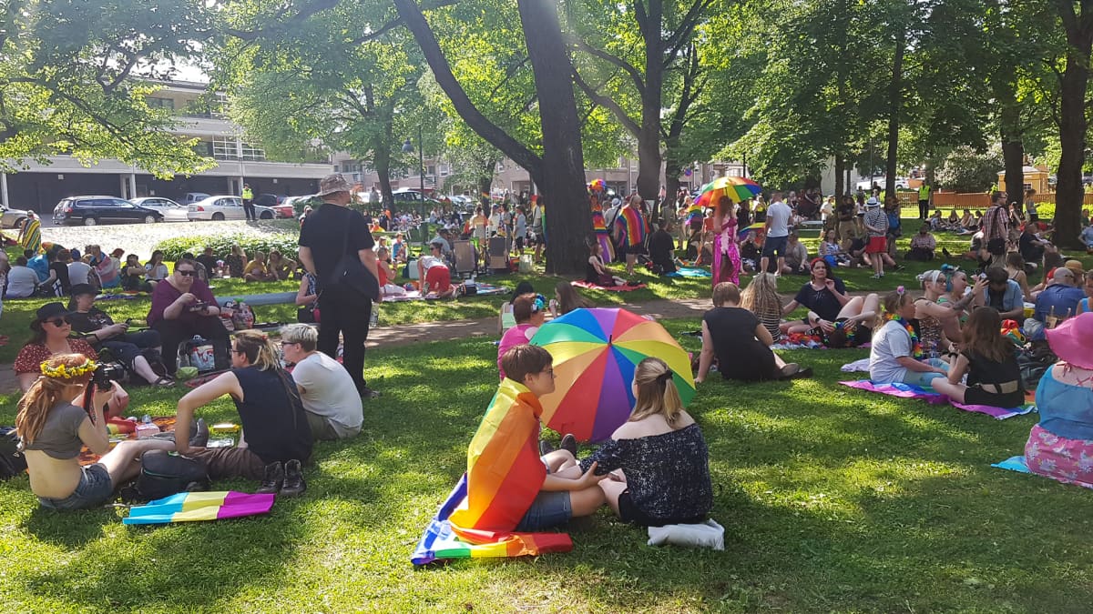 Lappeenranta Pride -kulkueeseen osallistuneet piknikillä Kasinonpuistossa