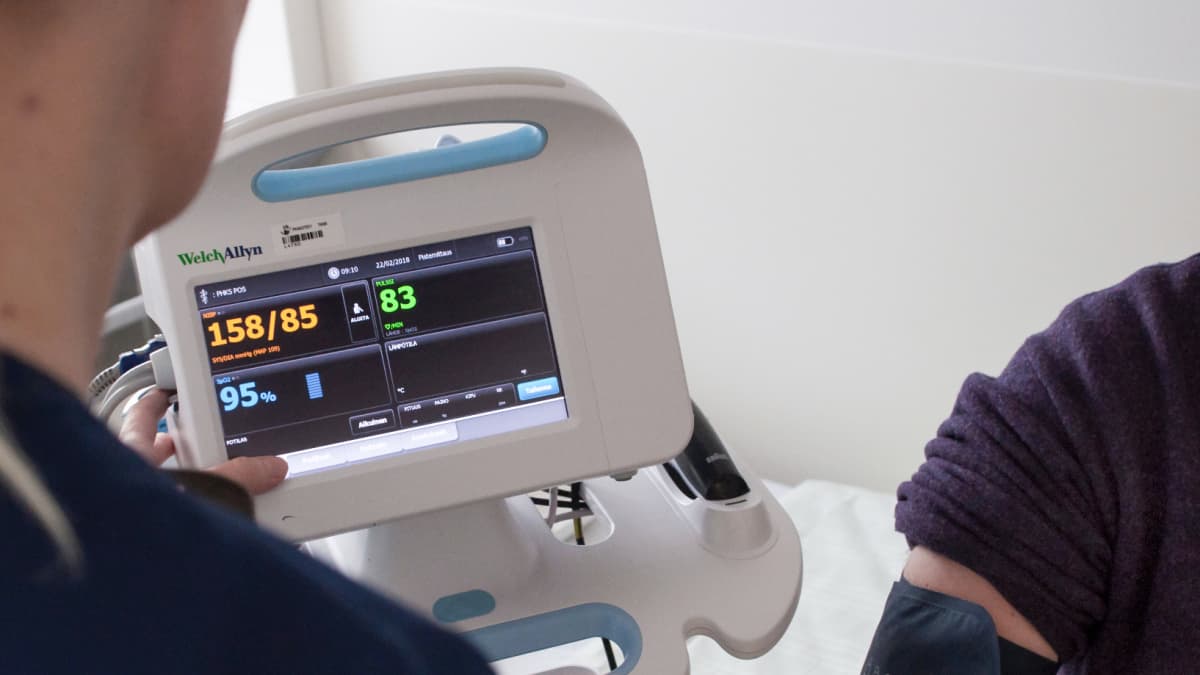 Sairaanhoitaja mittaa potilaan verenpainetta Päijät-Hämeen keskussairaalassa.