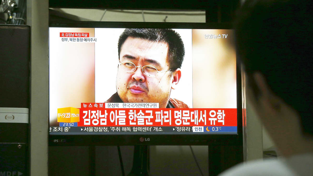 Eteläkorealaismies katselee televisiosta uutisointia Pohjois-Korean johtajan Kim Jong-unin velipuolen Kim Jong-namin murhasta helmikuussa 2017.